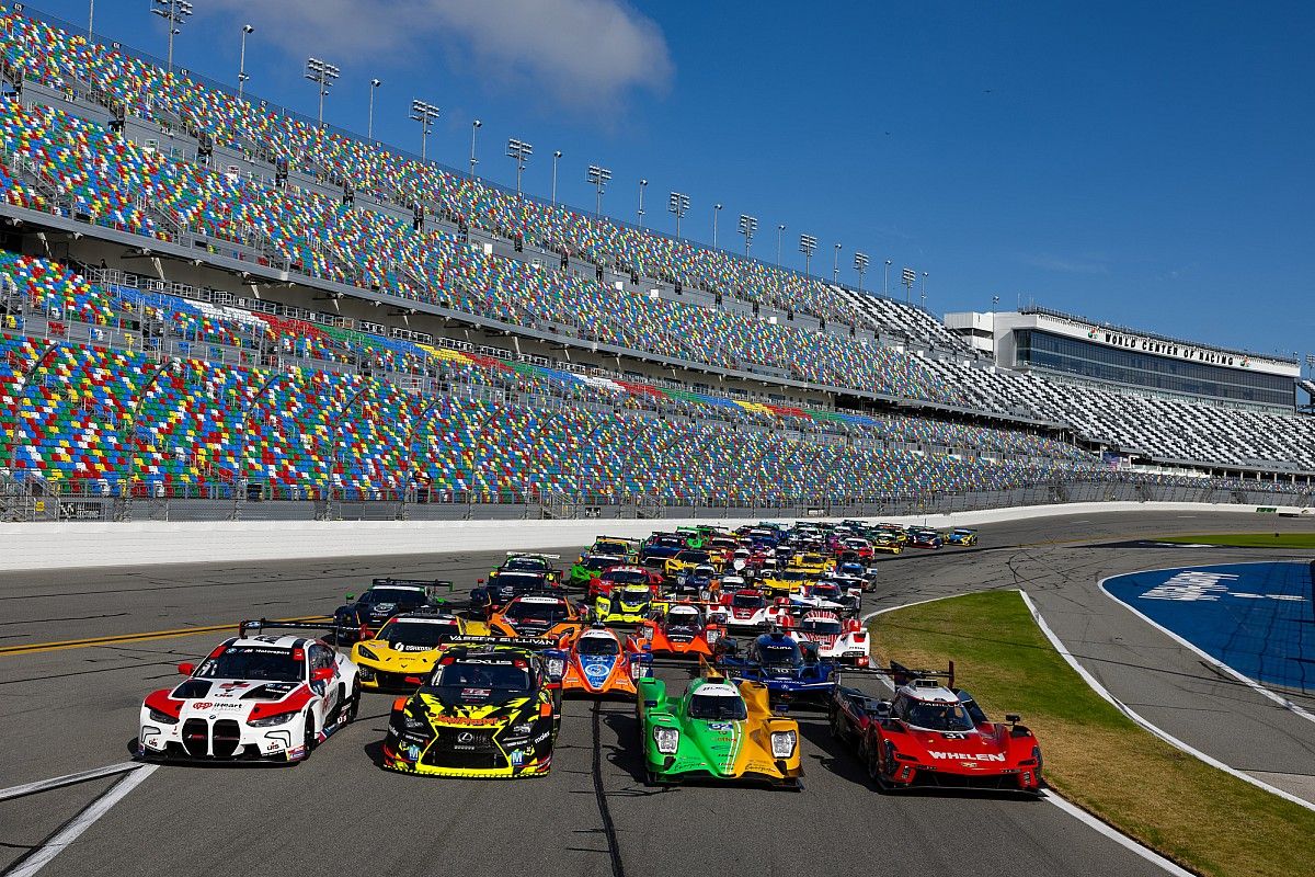 The field running through the Daytona banking
