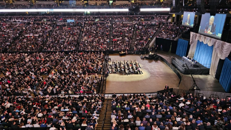 The arena filled to the upper tiers as the directors take questions from the stage, the proceedings on the big screens, in 2025. The Berkshire Hathaway Annual Meeting in Omaha, Nebraska, in the season calendar of The Mansa Court