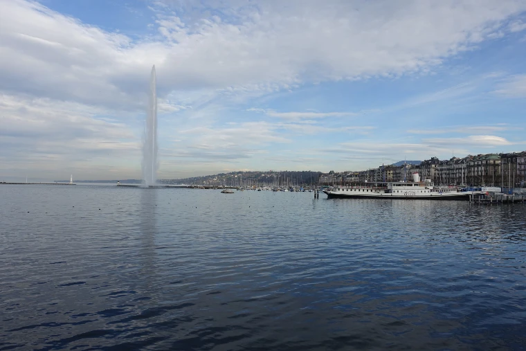The Jet d’Eau rising over Lake Geneva under a pale winter sky, with a paddle steamer moored at the quay on the right (2015).