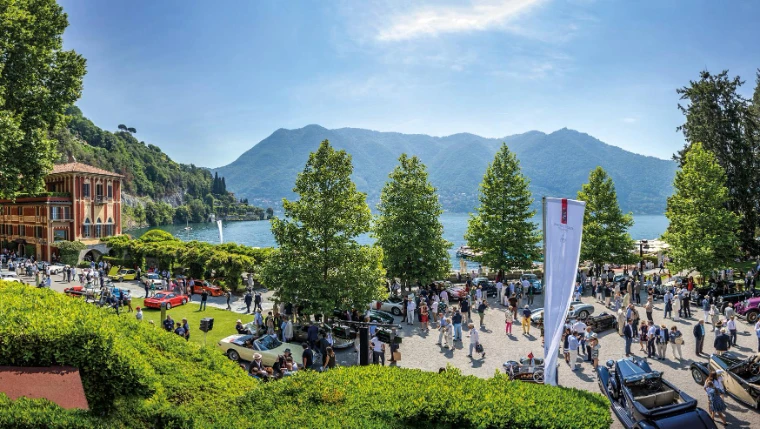 The concours from above: cars and visitors across the lawns and gravel of the villa, the mountains across Lake Como. The Concorso d’Eleganza Villa d’Este on Lake Como, in the season calendar of The Mansa Court