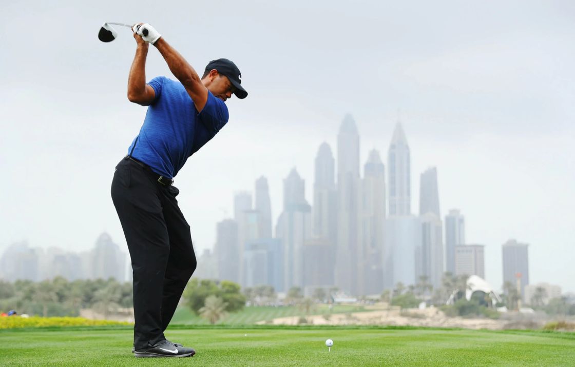 A tee shot played over the desert vegetation on the Majlis