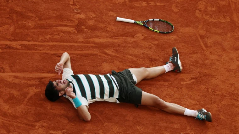 A champion falls back on the clay after the last point of the final (2025). The Roland Garros finals on Court Philippe-Chatrier, Paris, in the season calendar of The Mansa Court
