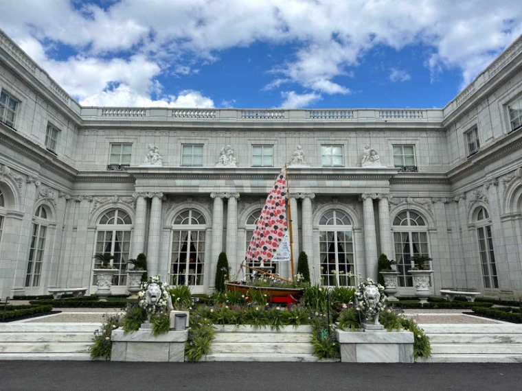 Rosecliff’s terrace front dressed for the show, a sail of flowers on a boat before the doors (2026). The Newport Flower Show at Rosecliff, Newport, in the season calendar of The Mansa Court
