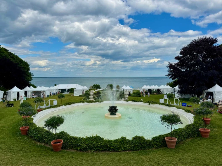The fountain on Rosecliff’s lawn, the show tents around it and the Atlantic beyond (2026). The Newport Flower Show at Rosecliff, Newport, in the season calendar of The Mansa Court