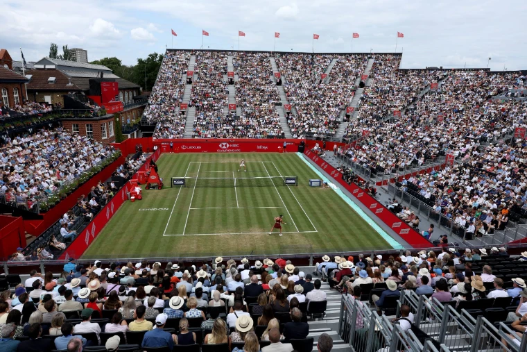 A full arena around the grass court in the women’s week, the clubhouse balconies at left. The Queen’s Club Championships, The Queen’s Club, London, 2025, in the season calendar of The Mansa Court