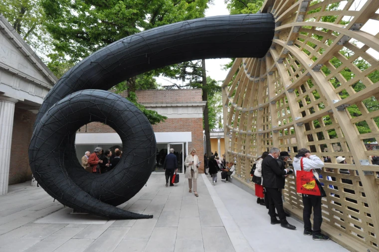 Martin Puryear’s Swallowed Sun, a coiled black volute and timber lattice, in the forecourt of the United States Pavilion at the 2019 Venice Biennale, an engagement in the season calendar of The Mansa Court