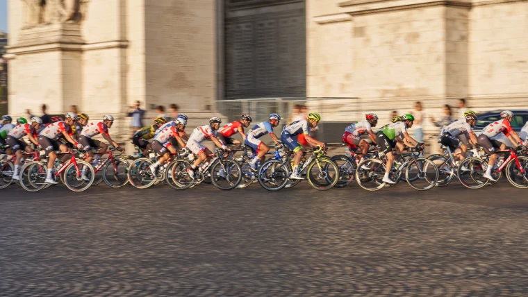 The peloton passes the Arc de Triomphe on the final day in Paris.