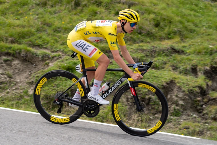 Tadej Pogačar in the yellow jersey on the descent of the Tourmalet (2024).