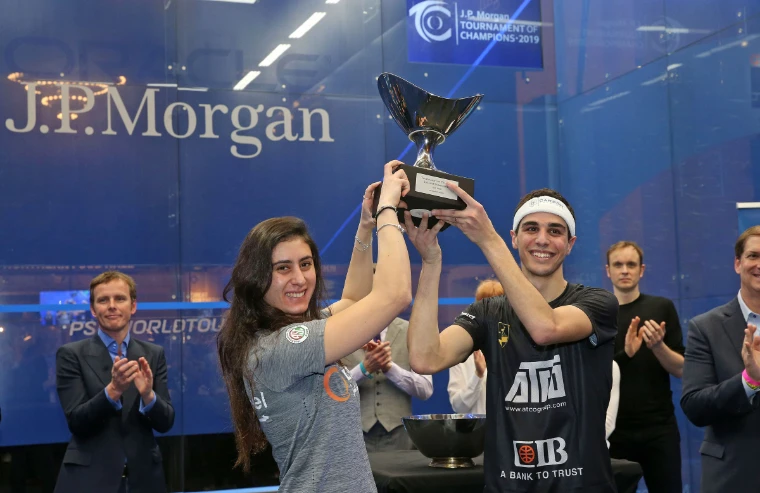 The women’s and men’s champions raise their trophies together (2019). Tournament of Champions, Grand Central Terminal, New York, in the season calendar of The Mansa Court